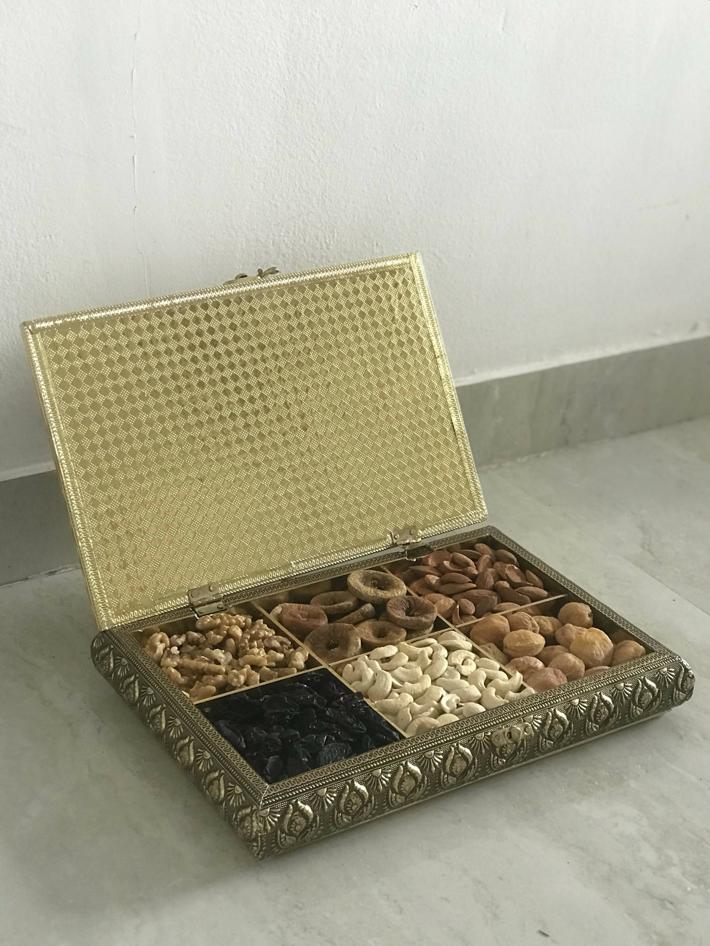 SK Mithaii | Assorted Authentic Indian Doli Design Dry Fruit Box | Almonds | Cashews |Walnuts |Apricots | 6 Partition