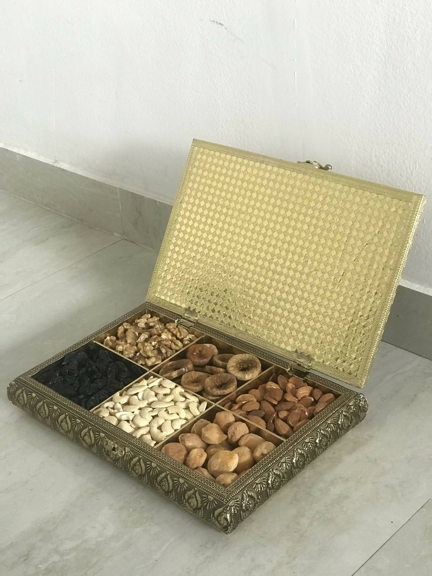 SK Mithaii | Assorted Authentic Indian Doli Design Dry Fruit Box | Almonds | Cashews |Walnuts |Apricots | 6 Partition